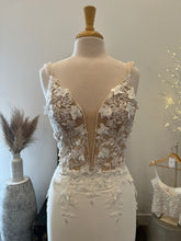 Load image into Gallery viewer, Solara Gown