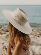 Load image into Gallery viewer, Van Palma, Nina, Off White
